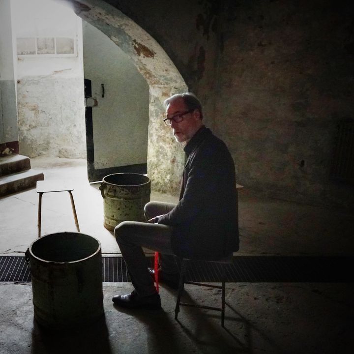 Peter Keup, dans les sous-sol de l'ancienne prison de Cottbus. Là-même où il a epluché des pommes de terre pendant près d'un an. (FRANCK BALLANGER - RADIO FRANCE)