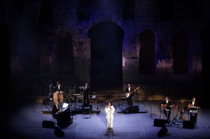 Nana Mouskouri en concert à Athènes, le 14 juillet 2014.
 (LOUISA GOULIAMAKI / AFP)