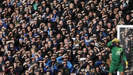 Le gardien de but d'Everton Tim Howard et les spectateurs du match opposant son &eacute;quipe &agrave;&nbsp;Tottenham Hotspur se prot&egrave;gent du soleil &agrave; Liverpool (Royaume-Uni), le 3 novembre 2013. (PHIL NOBLE / REUTERS)