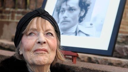 Mado Maurin devant le portrait de son fils Patrick en 2009
 (PHOTOPQR/OUEST FRANCE)