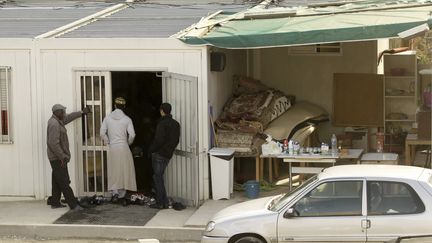 Des fidèles entrent dans la mosquée "Rahma", le 12 octobre 2012, à Torcy (Seine-et-Marne). Elle a été fermée, le 11 avril 2017. (MAXPPP)