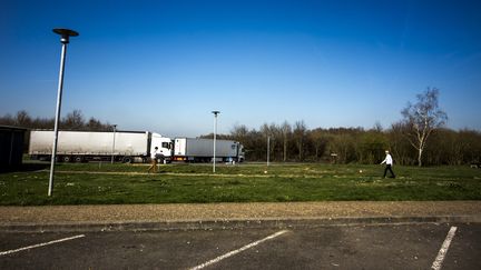 Illustration d'une aire d'autoroute pour poids lourds. (MARTIN BERTRAND / HANS LUCAS)