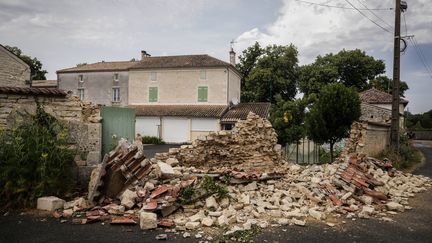 Une maison en partie détruite par un tremblement de terre à La Laigne (Charente-Maritime), le 17 juin 2023. (THIBAUD MORITZ / AFP)