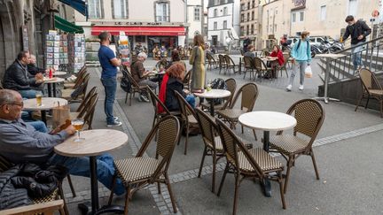 Une terrasse de café à Clermont-Ferrand (Puy-de-Dôme), le 22 octobre 2020. (THIERRY ZOCCOLAN / AFP)