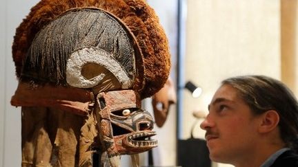 Masque Tatuanua de Nouvelle Irlande, une île de Papouasie-Nouvelle-Guinée, exposé lors du salon international d'arts premiers, Parcours des mondes. 
 (FRANCOIS GUILLOT / AFP)