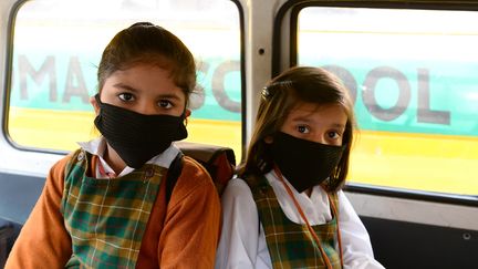 Ecolières en Inde, le 10&nbsp;novembre 2016. Leur école, à New Dehli, vient de réouvrir après trois jours de fermeture dûe à la pollution atmosphérique. (SAJJAD HUSSAIN / AFP)