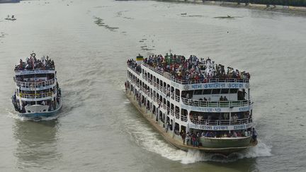 Des ferrys bond&eacute;s pr&egrave;s de Dacca, au Bangladesh, le 27 juillet 2014. (MUNIR UZ ZAMAN / AFP)