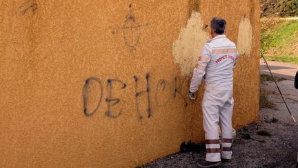 Un homme efface des tags racistes sur la mosquée de Perpignan (Pyrénées-Orientales), le 8 janvier 2016.
 (MAXPPP)