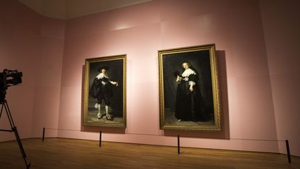 Deux portraits de Rembrandt au Rijksmuseum d'Amsterdam. Un fragment de celui de gauche, celui de Marten Soolmans, a été analysé et a révélé la technique d'empâtement du peintre.
 (Jeroen Jumelet / DPA / DPA Picture Alliance / AFP)