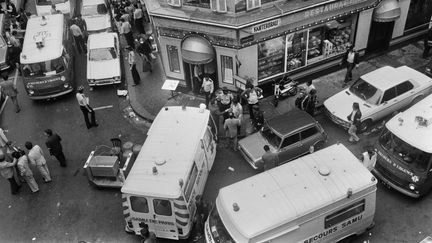 Les secours interviennent après l'attentat qui a fait six morts et 22 blessés, le 9 août 1982, dans le quartier juif, dans le&nbsp;4e arrondissement Paris. (JACQUES DEMARTHON / AFP)