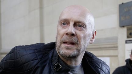 L'essayiste d'extrême-droite Alain Soral alors qu'il comparaissait le 15 mars 2015 pour avoir fait une quenelle devant le mémorial de Berlin (VINCENT ISORE / MAXPPP)