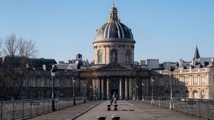 Le pont des Arts, le 1er avril 2020, à Paris. (VIRGINIE MERLE / HANS LUCAS)