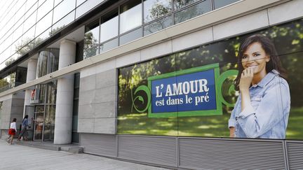 Une publicité pour l'émission "L'amour est dans le pré" affichée sur le bâtiment de M6 à de Neuilly-sur-Seine (Hauts-de-Seine) le 11 septembre 2020. (DELPHINE GOLDSZTEJN / MAXPPP)