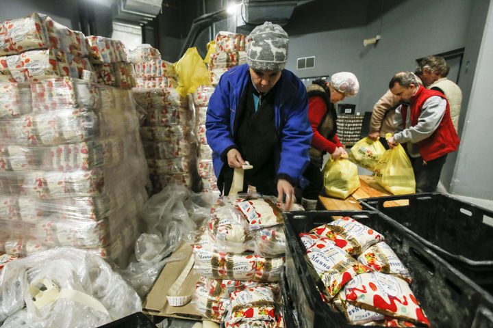 Des bénévoles de la fondation Rinat Akhmetov distribuent de la nourriture aux habitants de Donetsk (Ukraine), à la Donbass Arena, le 3 février 2015. (MAXIM SHEMETOV / REUTERS)