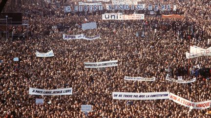 Vue g&eacute;n&eacute;rale du rassemblement en faveur de l'enseignement libre, le 4 mars 1984 &agrave; Versailles (Yvelines). (PIERRE GUILLAUD / AFP)