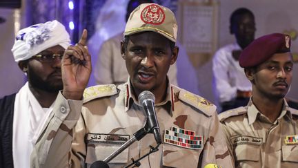 Le général Mohamed Daglo alias "Hemetti", vice-président du Conseil militaire qui a pris le pouvoir au Soudan après le renversement du président Omar el-Béchir à Khartoum, au Soudan, le 18 mai 2019. (AP/SIPA / AP)