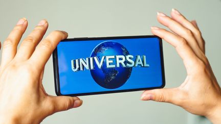 Le logo des studios Universal sur un écran de smartphone, le 5 août 2022 au Brésil. (SOPA IMAGES / LIGHTROCKET / GETTY IMAGES)