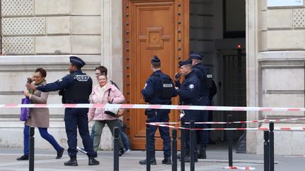 Des policiers devant la préfecture de police de Paris, le 3 octobre 2019, après l'attaque au couteau qui a fait 4 morts.&nbsp; (DELPHINE GOLDSZTEJN / MAXPPP)