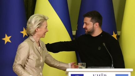 La présidente de la Commissio européenne, Ursula Von der Leyen, reçue à Kiev par le président ukrainien Volodymyr Zelensky, le 4 novembre 2023. (ANATOLII STEPANOV / AFP)