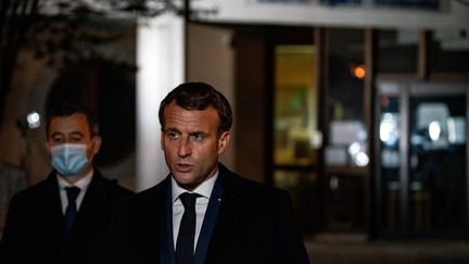 Emmanuel Macron devant le collège du Bois d'Aulne, à Conflans-Sainte-Honorine (Yvelines), le 16 octobre 2020. (ABDULMONAM EASSA / POOL / AFP)