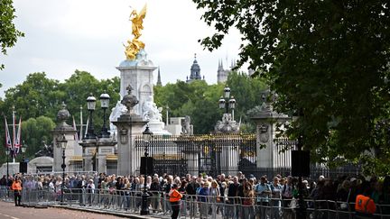 Des centaines de personnes&nbsp;patientent devant le palais de Buckingham, à Londres (Royaume-Uni), le 15 septembre 2022. (PAUL ELLIS / AFP)