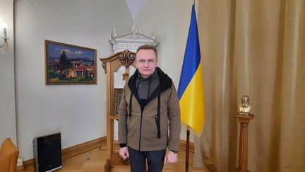 Andriy Sadovy, le&nbsp;maire de Lviv,&nbsp;dans l'Ouest de l'Ukraine, travaille&nbsp;sans relâche depuis le début de l'offensive russe. Il pose ici dans son bureau, le 16 mars 2022. (SANDRINE ETOA-ANDEGUE / RADIO FRANCE)