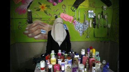 Jeune étudiante vendant des produits de beauté lors d&#039;une exposition sur la vie musulmane organisée par des militants du Hamas à l&#039;université de Naplouse en mars 2006.
 (Sarah Caron)