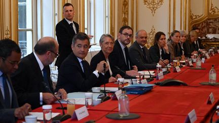 La Première ministre, Elisabeth Borne, entourée des ministres de son gouvernement à Matignon, à Paris, le 27 mai 2022. (EMMANUEL DUNAND / AFP)