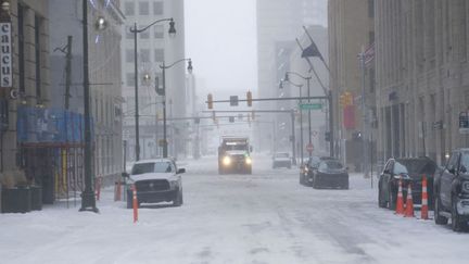 Une tempête de neige historique touche Detroit, dans le Michigan (Etats-Unis), le 23 décembre 2022. (MATTHEW HATCHER / GETTY IMAGES NORTH AMERICA / AFP)