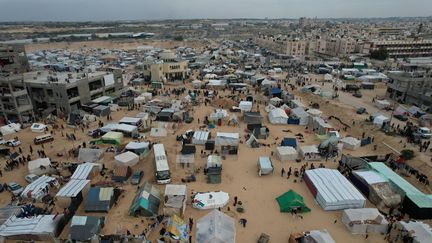 Une vue d'un camp de fortune organisé par des Palestiniens évacués dans le sud de Gaza, près de la frontière avec l'Egypte, le 7 décembre 2023. (MOHAMMED FAYQ / ANADOLU / AFP)