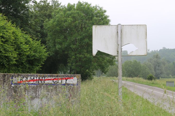 Une inscription Kamini City à la sortie de Marly-Gomont (Aisne) peinte en hommage au rappeur picard, le 8 juin 2016. (BENOIT ZAGDOUN / FRANCETV INFO)