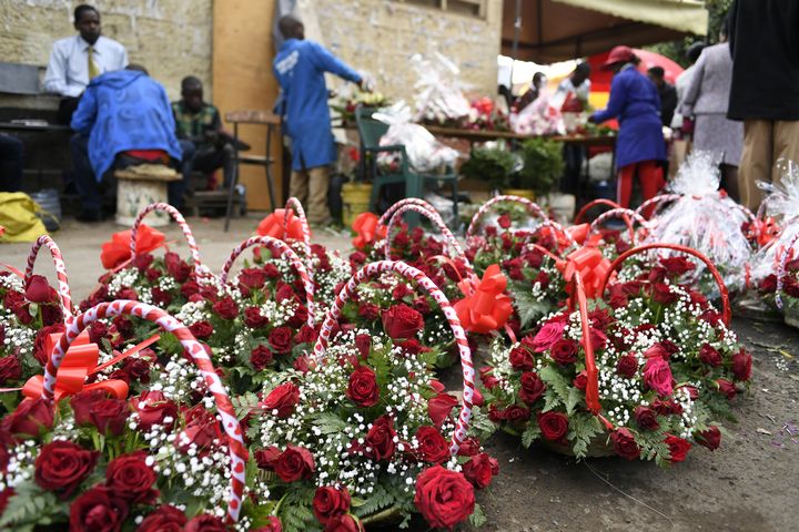 Paniers de roses destinés à l'exportation pour la Saint-Valentin à Nairobi, au Kenya, le 14 février 2018. (SIMON MAINA / AFP)