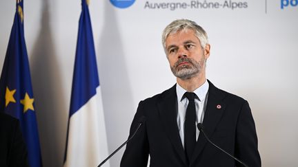 Laurent Wauquiez, président de la région Auvergne-Rhône-Alpes, lors d'une conférence de presse à Lyon le 12 décembre 2022 (NORBERT GRISAY  / MAXPPP)