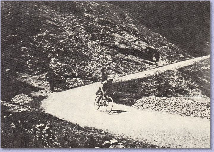 Octave Lapize dans la descente d'Eaux Bonnes lors du Tour de France 1910. (Office de tourisme de Loucrup)