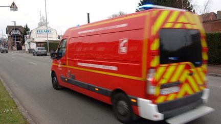 &nbsp; (Une soixantaine de pompiers se sont rendus sur place en début de soirée © MAXPPP)