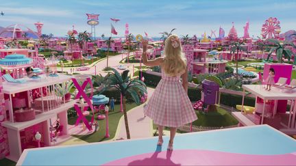 A l'affiche du film "Barbie" (2023) de Greta Gerwig, Margot Robbie incarne la célèbre poupée blonde de Mattel, vendue à plus de 58 millions d'exemplaires chaque année. (/AP/SIPA / SIPA)