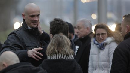 Christophe Dettinger&nbsp;(à gauche) le 20 février 2019, à sa sortie de la prison de Fleury-Mérogis (Essonne). (GEOFFROY VAN DER HASSELT / AFP)