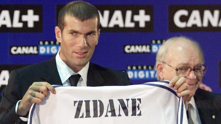 Zinedine Zidane lors de l'officialisation de son transfert de la Juventus de Turin pour le Real Madrid, &agrave; Madrid (Espagne), le 9 juillet 2001. (REUTERS)