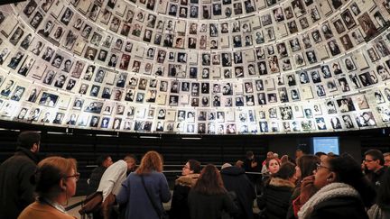 Des visiteurs dans la salle des noms du musée commémoratif de l'Holocauste Yad Vashem à Jérusalem, le 21 janvier 2020. Photo d'illustration. (LUDOVIC MARIN / AFP)