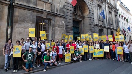 Des militants du collectif "L'Affaire du siècle" manifestent devant le tribunal administratif de Paris, le 14 juin 2023. (AFP)