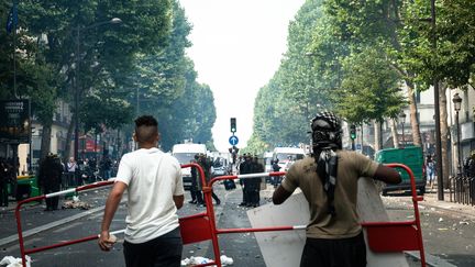 Des manifestants pro-palestiniens affrontent les forces de l'ordre, le 19 juillet 2014, &agrave; Paris. (PHILIPPE MALO / CITIZENSIDE / AFP)