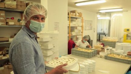 On dit que leur forme reproduit le sourire de la reine Jeanne de Laval. Plus qu’une confiserie, les calissons d’Aix-en-Provence sont ancrés dans la tradition culinaire locale. (France 3)