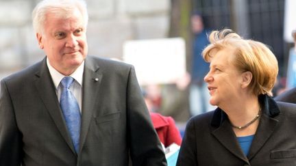 La chanceli&egrave;re allemande, Angela Merkel, et le pr&eacute;sident de la CSU, Horst Seehofer, &agrave; Berlin (Allemagne), le 26 novembre 2013. (MAURIZIO GAMBARINI / DPA / AFP) (KAY NIETFELD / DPA / AFP)