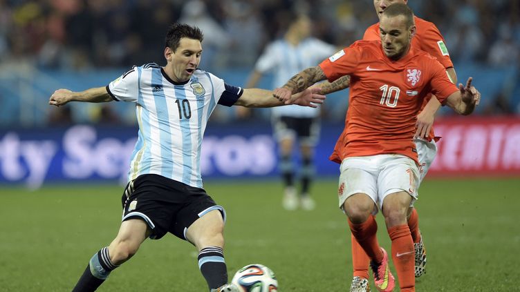 Lionel Messi in a duel with Wesley Sneijder on July 9, 2014 in Sao Paulo.  (JUAN MABROMATA / AFP)