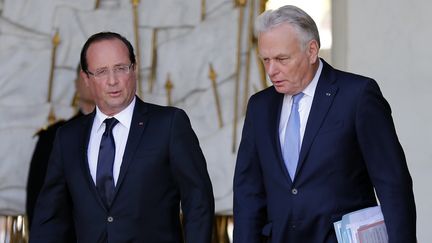 Le pr&eacute;sident de la R&eacute;publique, Fran&ccedil;ois Hollande, et le Premier ministre, Jean-Marc Ayrault, &agrave; l'issue du s&eacute;minaire gouvernemental de rentr&eacute;e, le 19 ao&ucirc;t 2013 &agrave; l'Elys&eacute;e, &agrave; Paris. (BENOIT TESSIER / REUTERS)