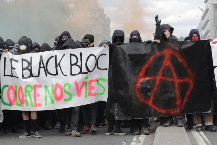 Des militants cagoulés à hauteur du pont d'Austerlitz, à Paris, lors des manifestations du 1er mai 2018. (THOMAS SAMSON / AFP)