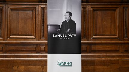 Une photo de Samuel Paty lors de la cérémonie de remise du prix "Samuel Paty", organisée par l’Association des professeurs d’histoire et de géographie (APHG), à l’université de la Sorbonne à Paris le 19 octobre 2024. (BERTRAND GUAY / AFP)