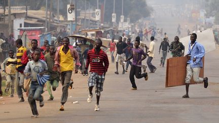 Une sc&egrave;ne de pillages dans les rue de Bangui, la capitale centrafricaine, samedi 11 janvier 2014.&nbsp; (ERIC FEFERBERG / AFP)