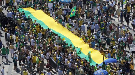 Une manifestation r&eacute;clamant la destitution de Dilma Roussef, &agrave; Rio de Janeiro (Br&eacute;sil), le 16 ao&ucirc;t 2015. (TASSO MARCELO / AFP)