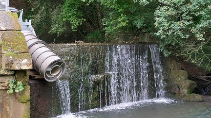 La turbine hydroélectrique développée par Helliogreen, nstallée sur la Vaux, la rivière qui traverse Signy-l'Abbaye, dans les Ardennes.&nbsp; (JULIE BLOCH-LAINE / FRANCEINFO)